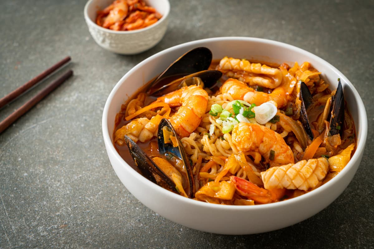 Jjamppong Pasta (Korean Spicy Seafood Pasta, 짬뽕 파스타) Thumbnail
